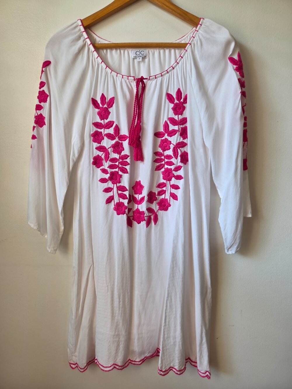 LIKE NEW CHIC CONNECTION WHITE PINK FLORAL EMBROIDERED BOHO DRESS SIZE SMALL